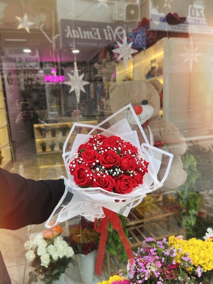 Aşkın En Saf Hali: Modern Kırmızı Gül Buketi - uşak milano çiçek