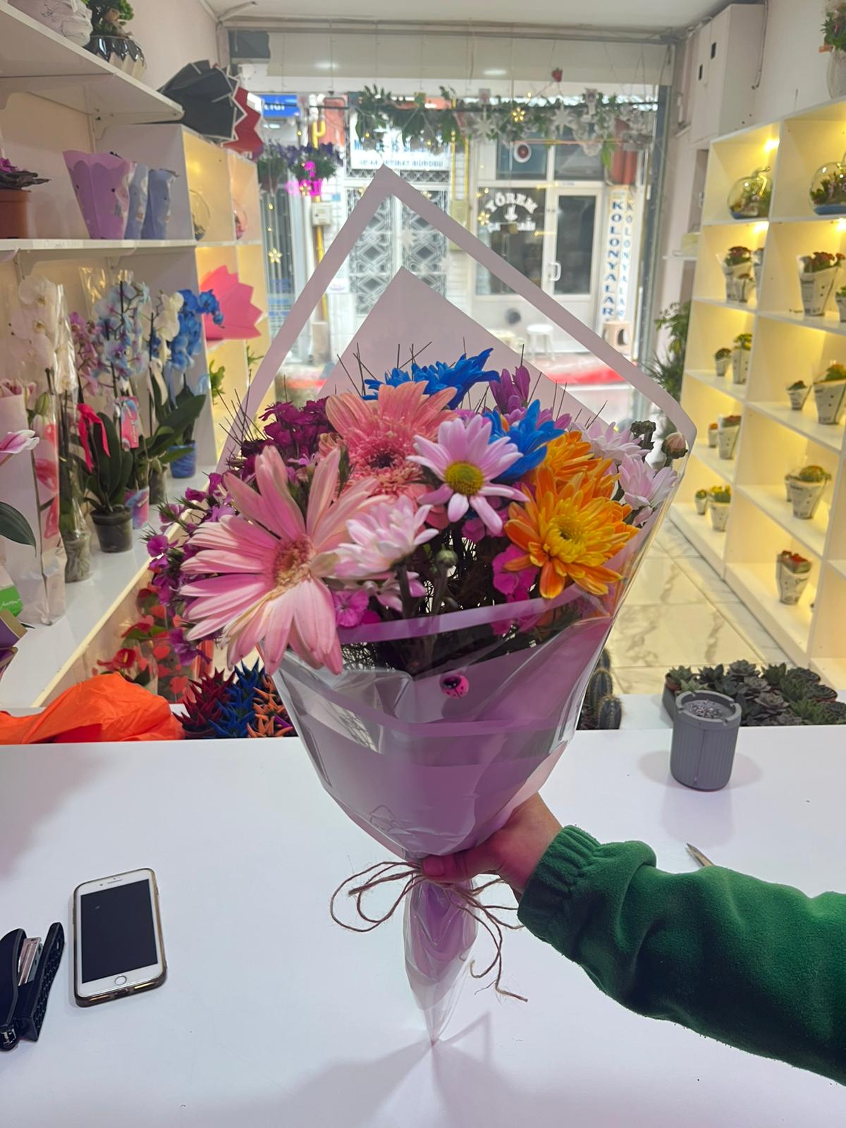 Gökkuşağı Bahçesi: Karışık Mevsim Buketi - uşak milano çiçek