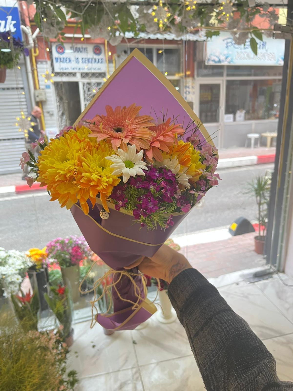 Gökkuşağı Esintisi Karışık Buket - uşak milano çiçek